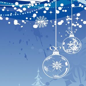 Weihnachtsschmuck in einer Winterlandschaft