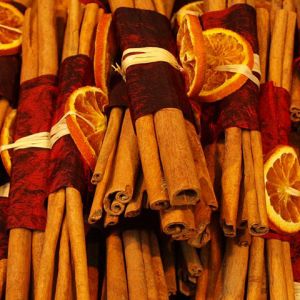 Zimtstangen und Orangen
