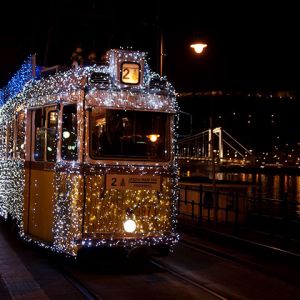 Festlich Beleuchtete Straßenbahn bei Nacht