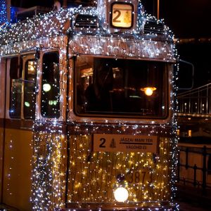 Festlicher Straßenbahn mit Lichtern