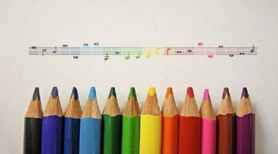 Bunte Musiknoten mit Buntstiften