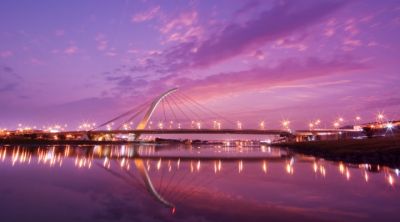 Beeindruckende Brücke bei Sonnenuntergang