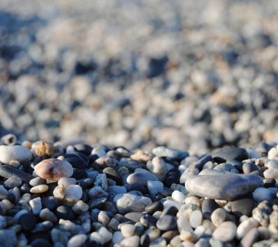 Kieselsteine am Strand