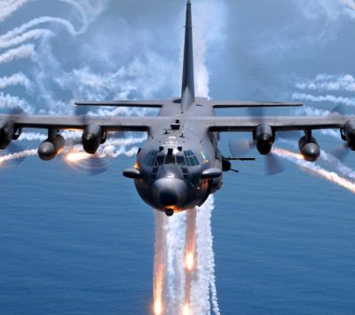 Militärflugzeug in Aktion