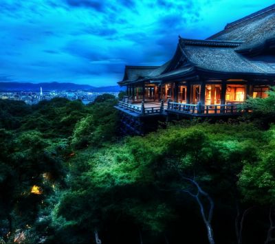 Ruhiger Japanischer Tempel bei Dämmerung
