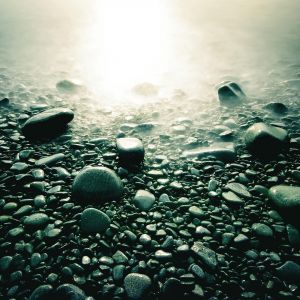 Ruhiger Kiesstrand