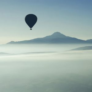 Heißluftballons über Bergen