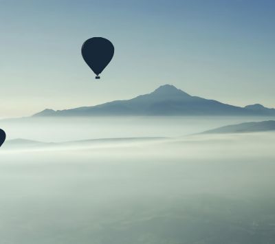 Heißluftballons über Bergen