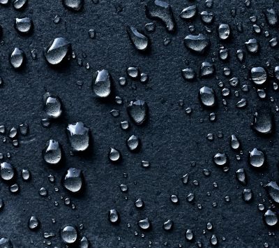 Wassertropfen auf dunkler Oberfläche