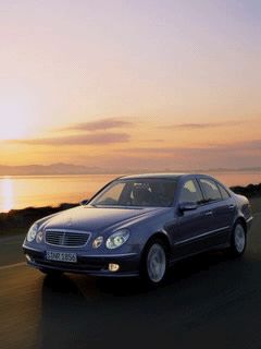 Mercedes Auto bei Sonnenuntergang
