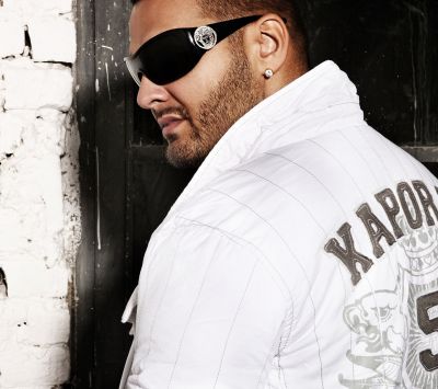 Stylischer Mann mit Sonnenbrille