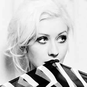 Schwarz-Weiß-Porträt von Christina Aguilera