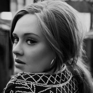 Adele Porträt in Schwarz-Weiß