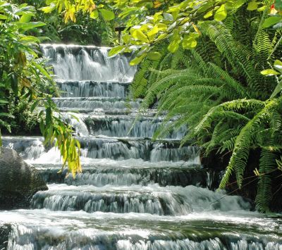 Ruhiger Wasserfall in der Natur