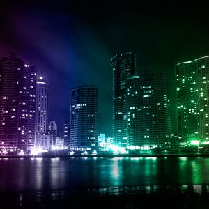 Stadt-Skyline bei Nacht