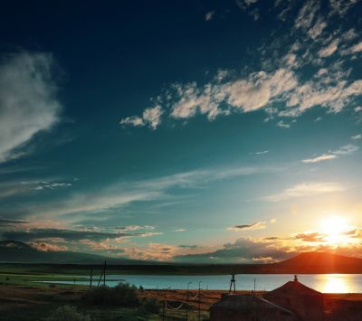 Beeindruckender Sonnenuntergang über dem See