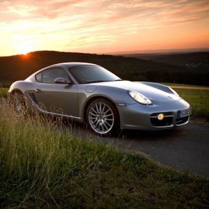 Porsche Cayman bei Sonnenuntergang