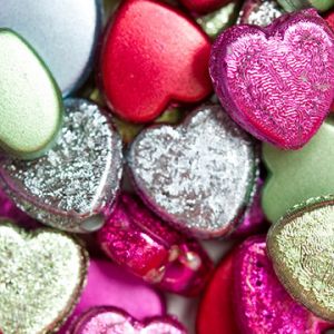 Bunte Herzdekorationen
