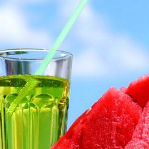 Erfrischendes Sommergetränk und Wassermelone