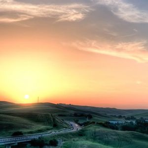 Sonnenuntergang über Hügeln