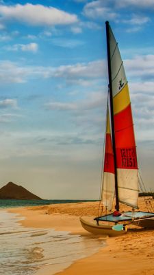 Segelboot an einem tropischen Strand