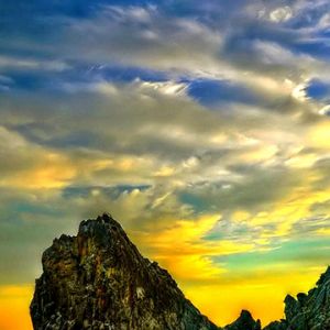 Beeindruckender Sonnenuntergang über Felsenküste
