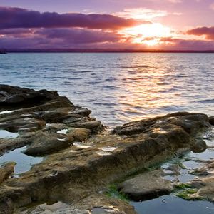Atemberaubender Sonnenuntergang über Wasser