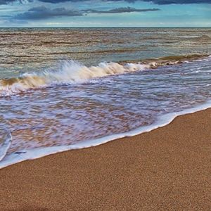 Ruhige Strandwellen