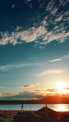 Beeindruckender Sonnenuntergang über Wasser