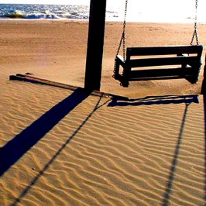 Schaukel am Strand bei Sonnenuntergang