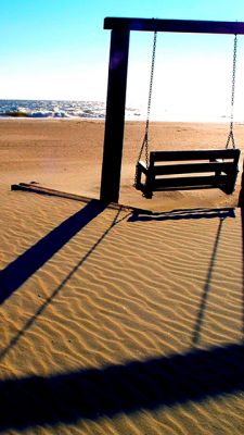 Schaukel am Strand bei Sonnenuntergang