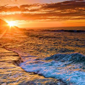 Atemberaubender Sonnenuntergang über dem Ozean