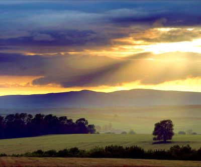 Beeindruckender Sonnenuntergang über Hügeln