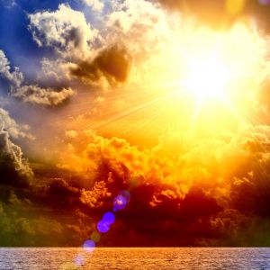 Beeindruckender Sonnenuntergang über dem Ozean