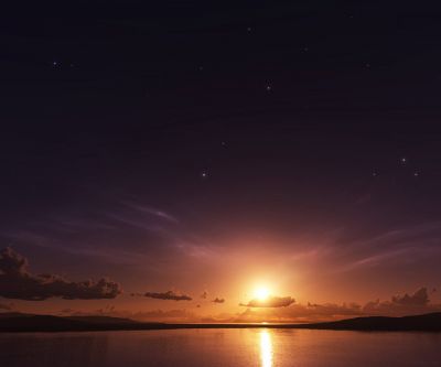 Beeindruckender Sonnenuntergang über Wasser