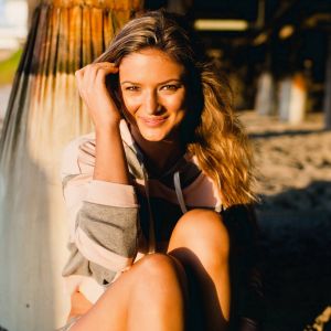 Lächelendes Mädchen am Strand