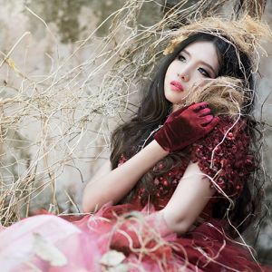 Elegantes Mädchen im Roten Kleid