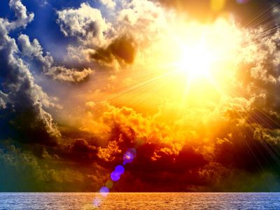 Atemberaubender Sonnenuntergang über dem Ozean