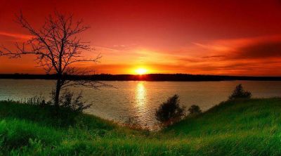 Beeindruckender Sonnenuntergang über Wasser