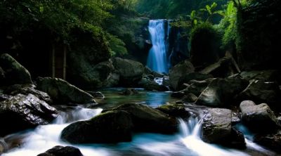 Ruhiger Wasserfall in der Natur