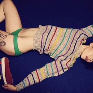 Stylisches Mädchen im Gestreiften Pullover