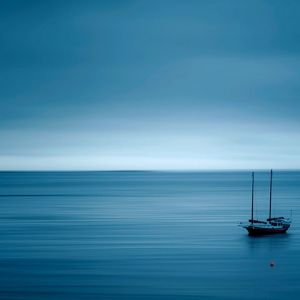 Ruhiger Ozean mit Segelboot