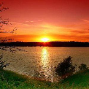 Beeindruckender Sonnenuntergang über Wasser