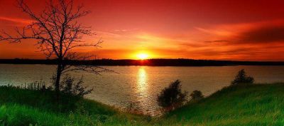 Beeindruckender Sonnenuntergang über Wasser