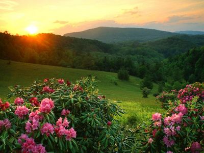 Sonnenuntergang über Berglandschaft
