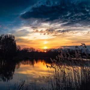 Beeindruckende Reflexion des Sonnenuntergangs