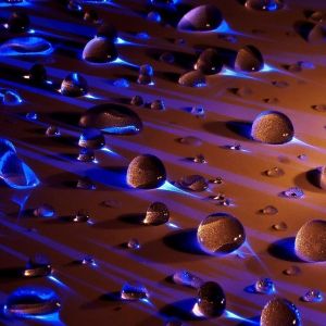 Blaue und Braune Wassertropfen