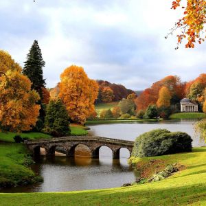Herbstlandschaft mit Brücke