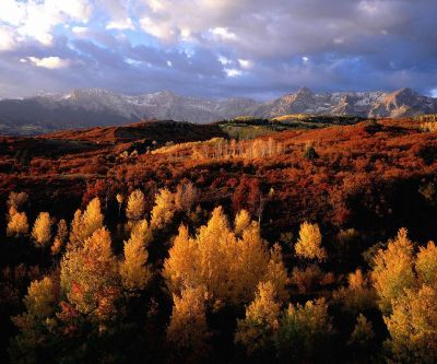 Herbstlandschaft mit Bergen