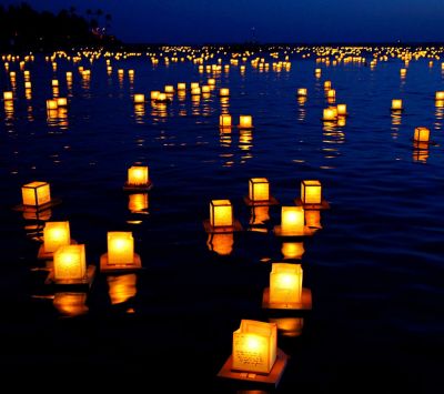Schwimmende Laternen auf dem Wasser